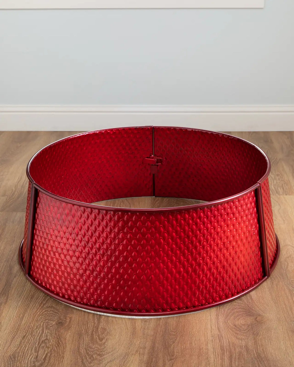 Saia Rígida para Árvore de Natal em Metal Vermelho Texturizado