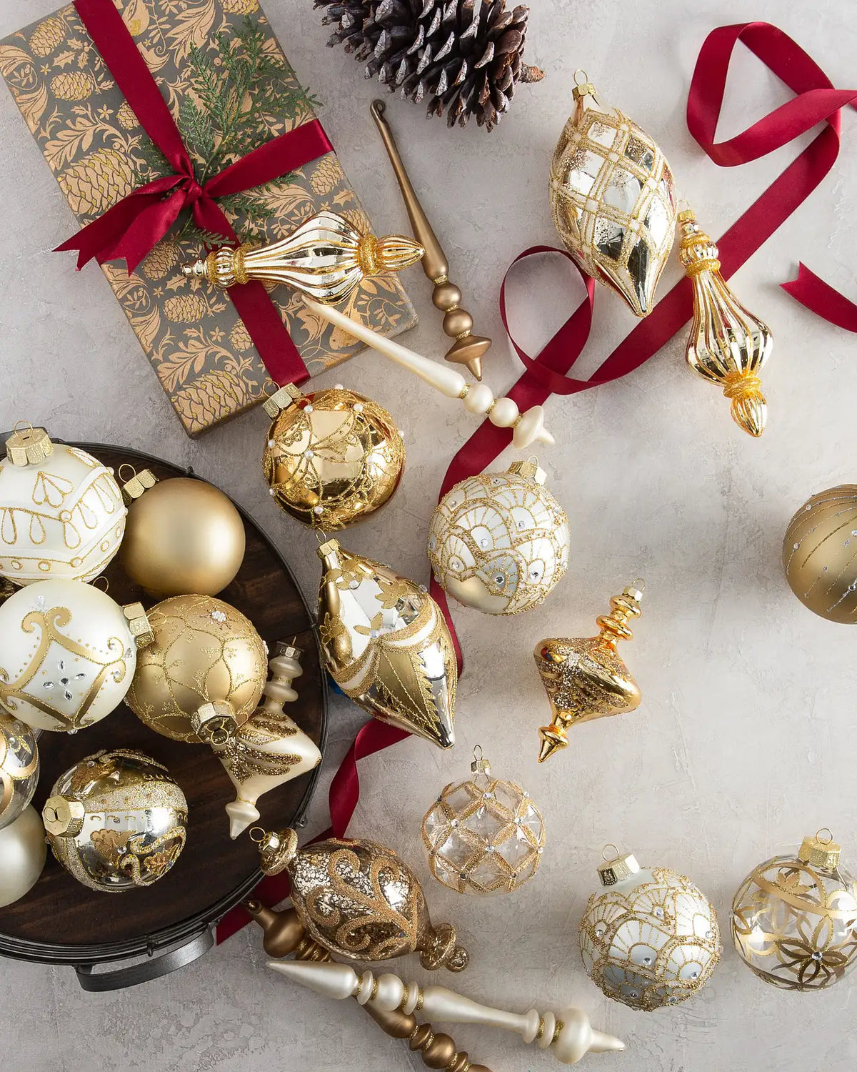 Kit 32 Enfeites para Árvore de Natal Dourado, Champagne e Branco – Bolas e Pendentes Decorativos