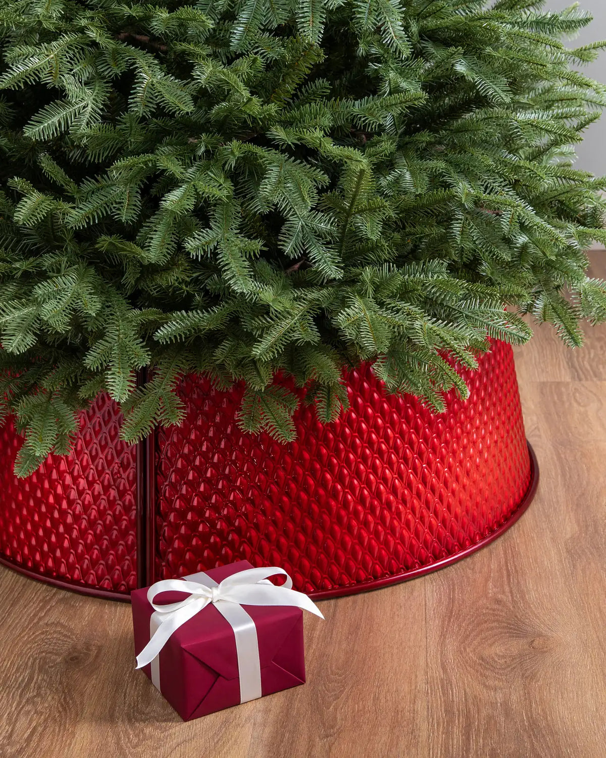 Saia Rígida para Árvore de Natal em Metal Vermelho Texturizado