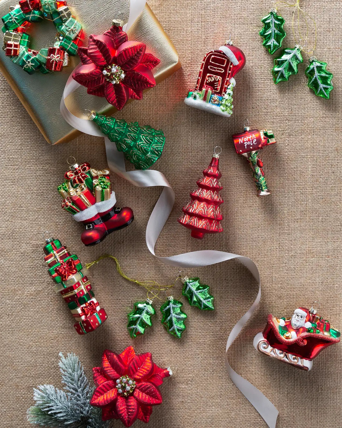 Kit 16 Enfeites de Natal Tradicional Vermelho e Verde com Papai Noel, Presentes e Árvores