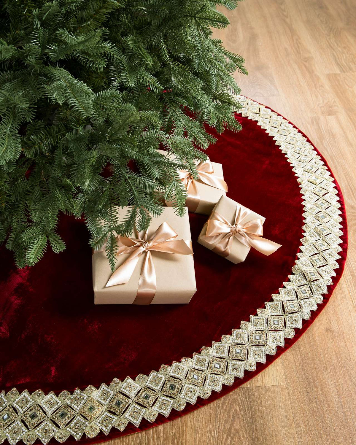 Saia para Árvore de Natal em Veludo Vermelho com Bordado Dourado e Pedrarias