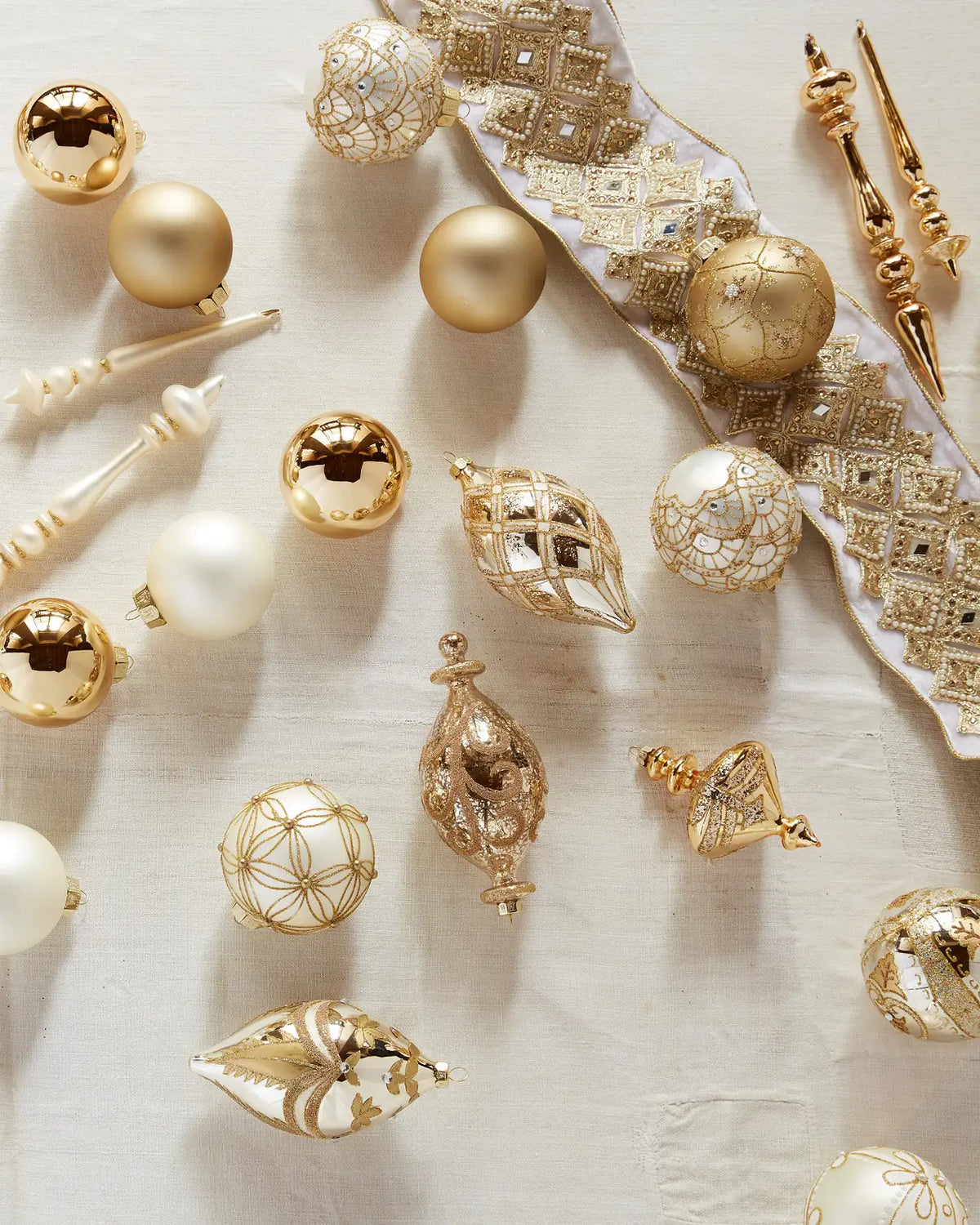 Kit 32 Enfeites para Árvore de Natal Dourado, Champagne e Branco – Bolas e Pendentes Decorativos