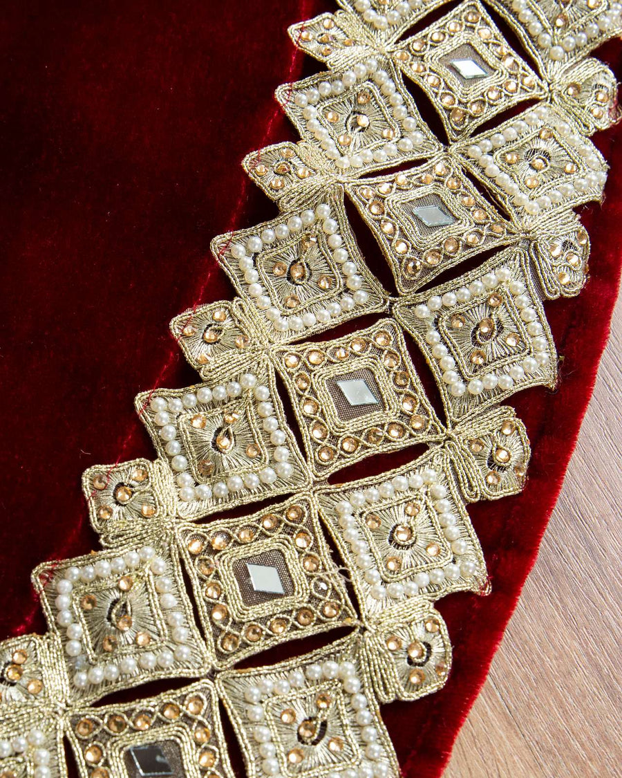 Saia para Árvore de Natal em Veludo Vermelho com Bordado Dourado e Pedrarias