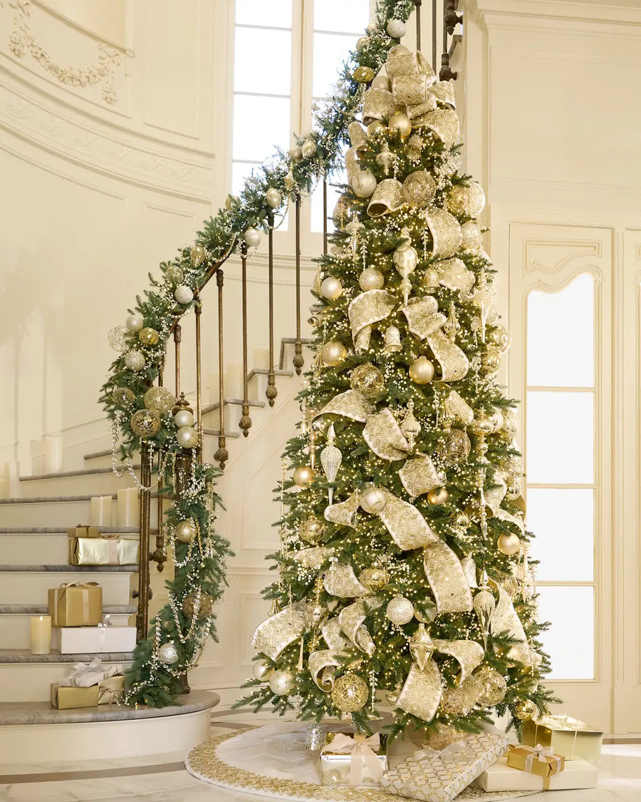 Saia para Árvore de Natal em Veludo Marfim com Bordado Dourado e Pedrarias