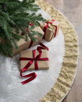 Saia para Árvore de Natal em Veludo Marfim com Bordado Dourado e Pedrarias