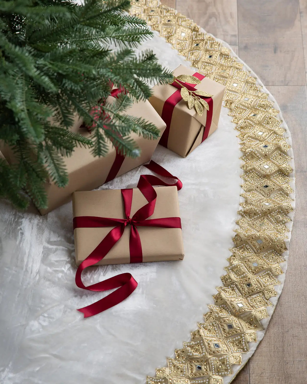 Saia para Árvore de Natal em Veludo Marfim com Bordado Dourado e Pedrarias
