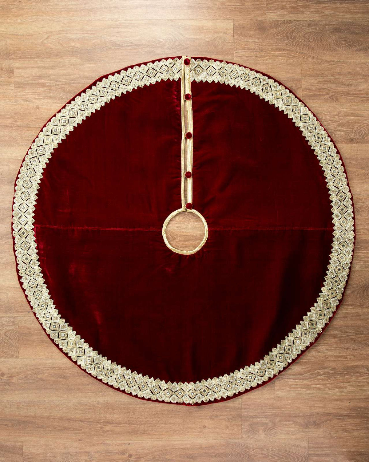Saia para Árvore de Natal em Veludo Vermelho com Bordado Dourado e Pedrarias