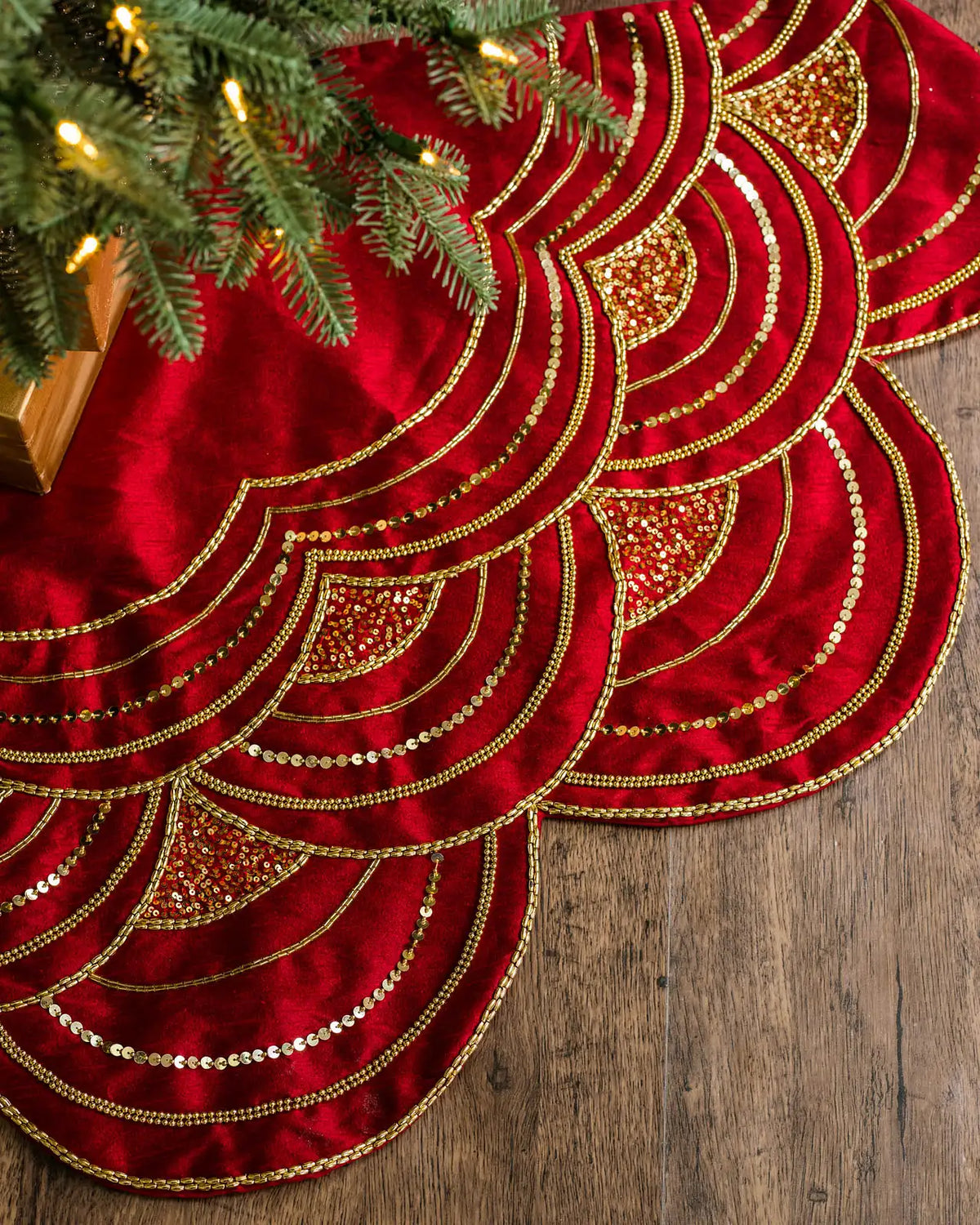 Saia para Árvore de Natal em Veludo Vermelho com Bordados e Paetês Dourados