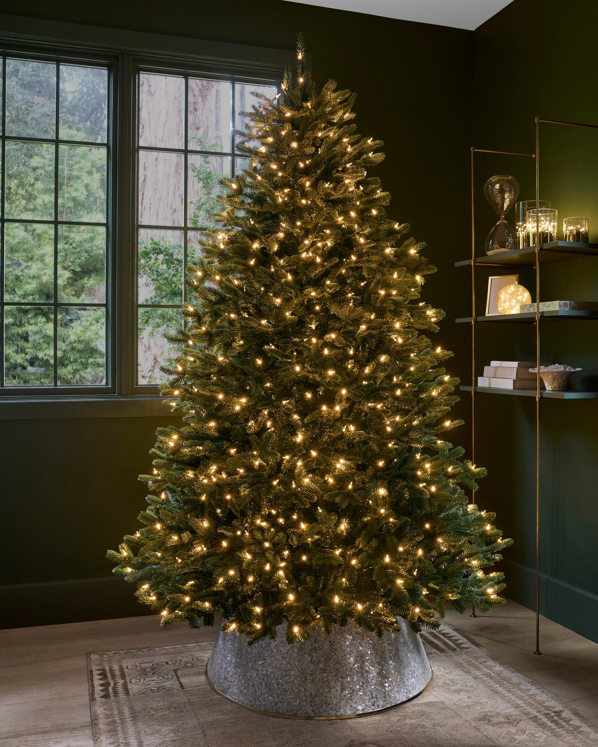 Árvore Abeto Fraser Imperial decorada em sala de Natal