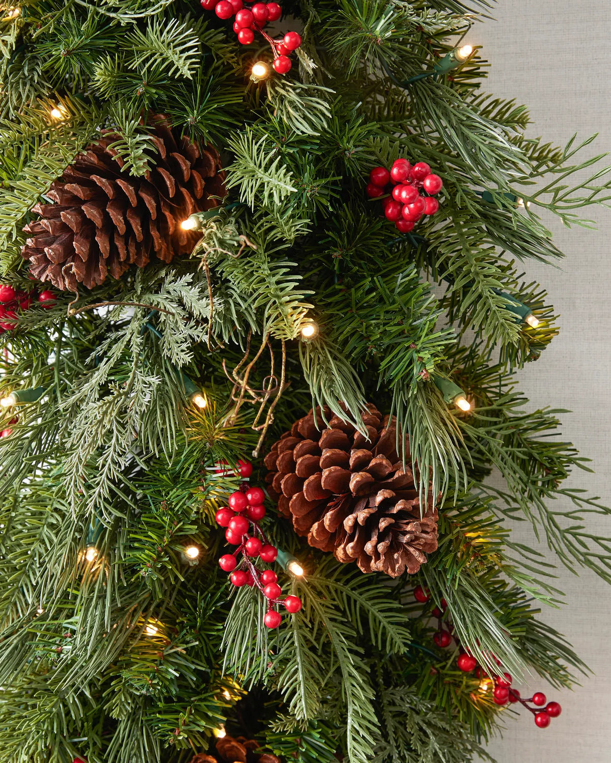 Guirlanda Pinhas e Bagas de Natal Com LED 90 cm