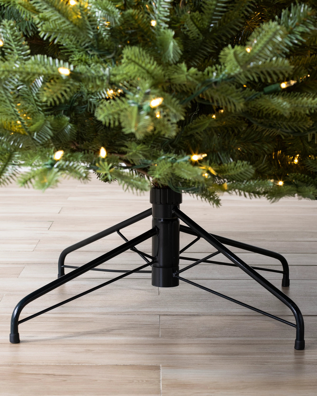 Árvore de Natal Abeto Balsâmico Imperial — Base e acabamento
