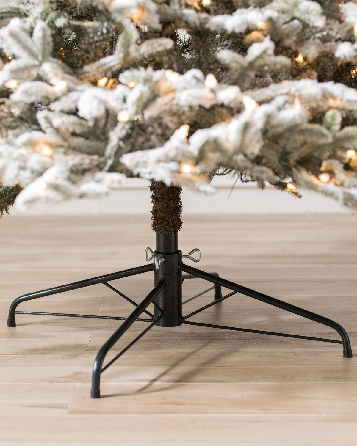 Árvore de Natal Abeto Fraser Nevado — Base e acabamento