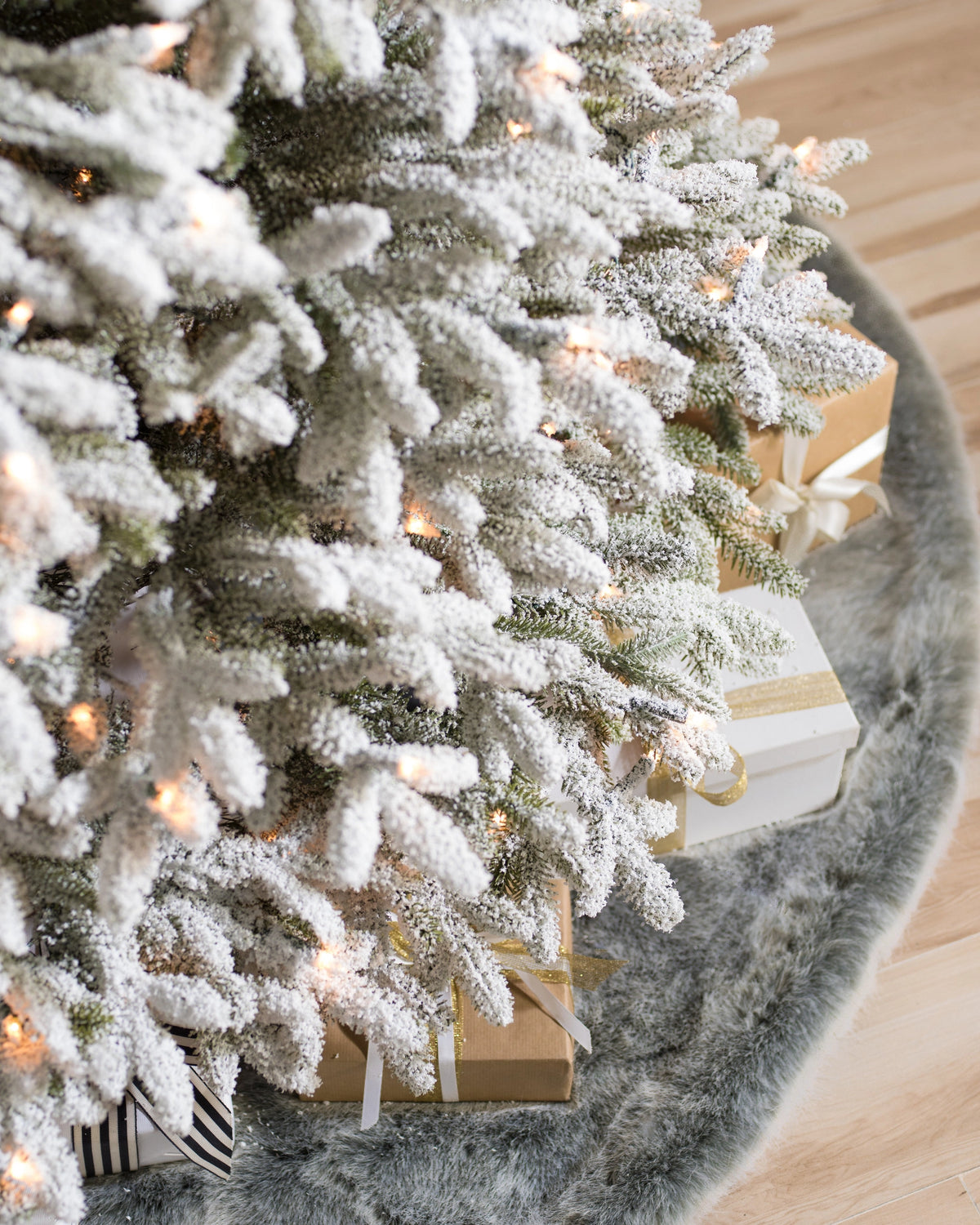 Árvore de Natal Abeto Fraser Nevado — Detalhe premium