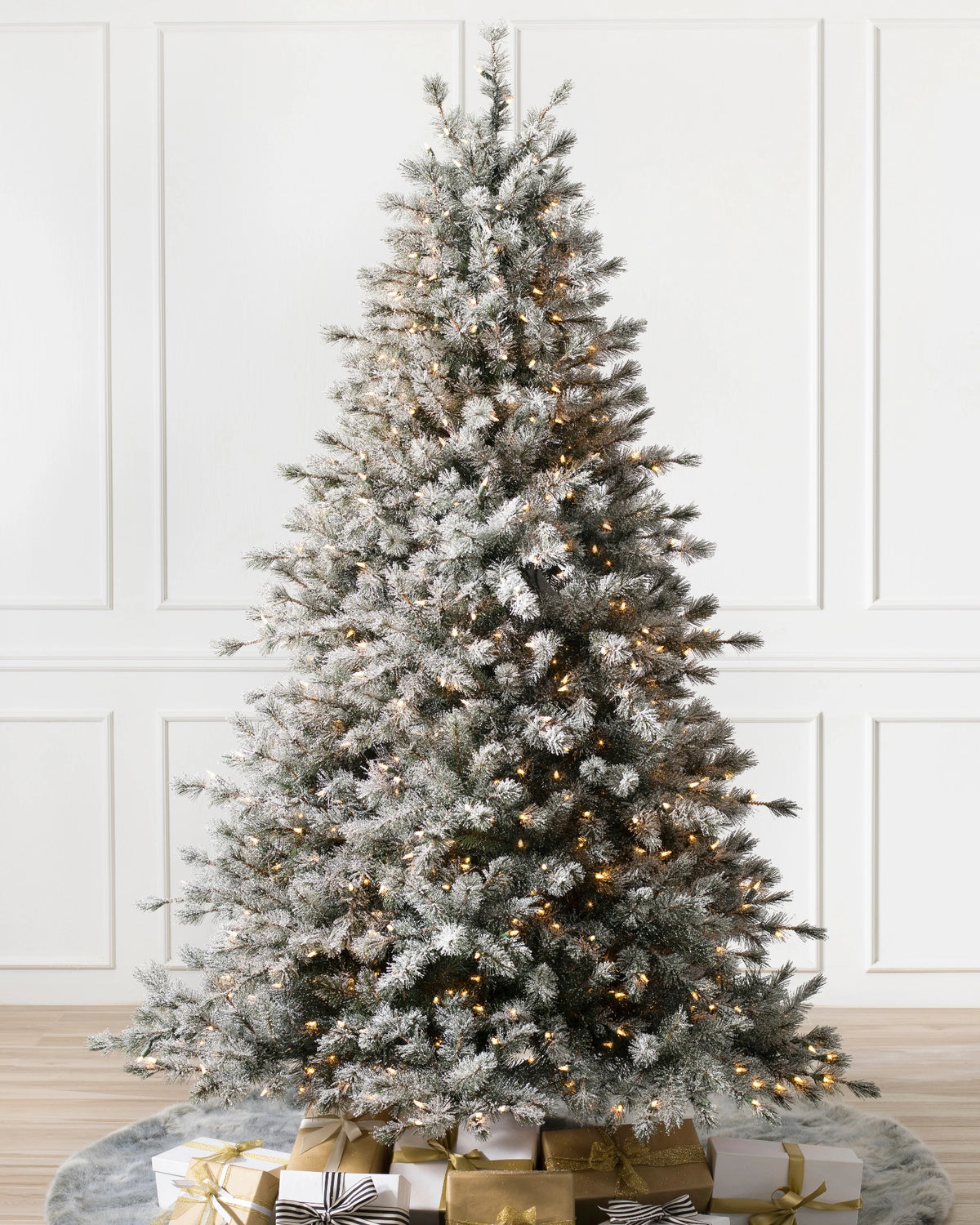 Árvore de Natal Pinheiro Açucarado Nevado — Visão completa