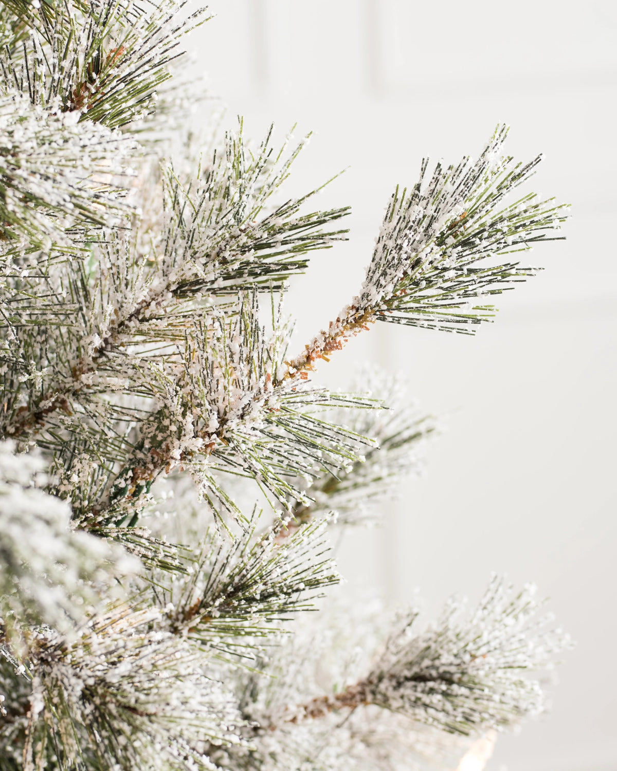 Árvore de Natal Pinheiro Açucarado Nevado — Ambiente decorado