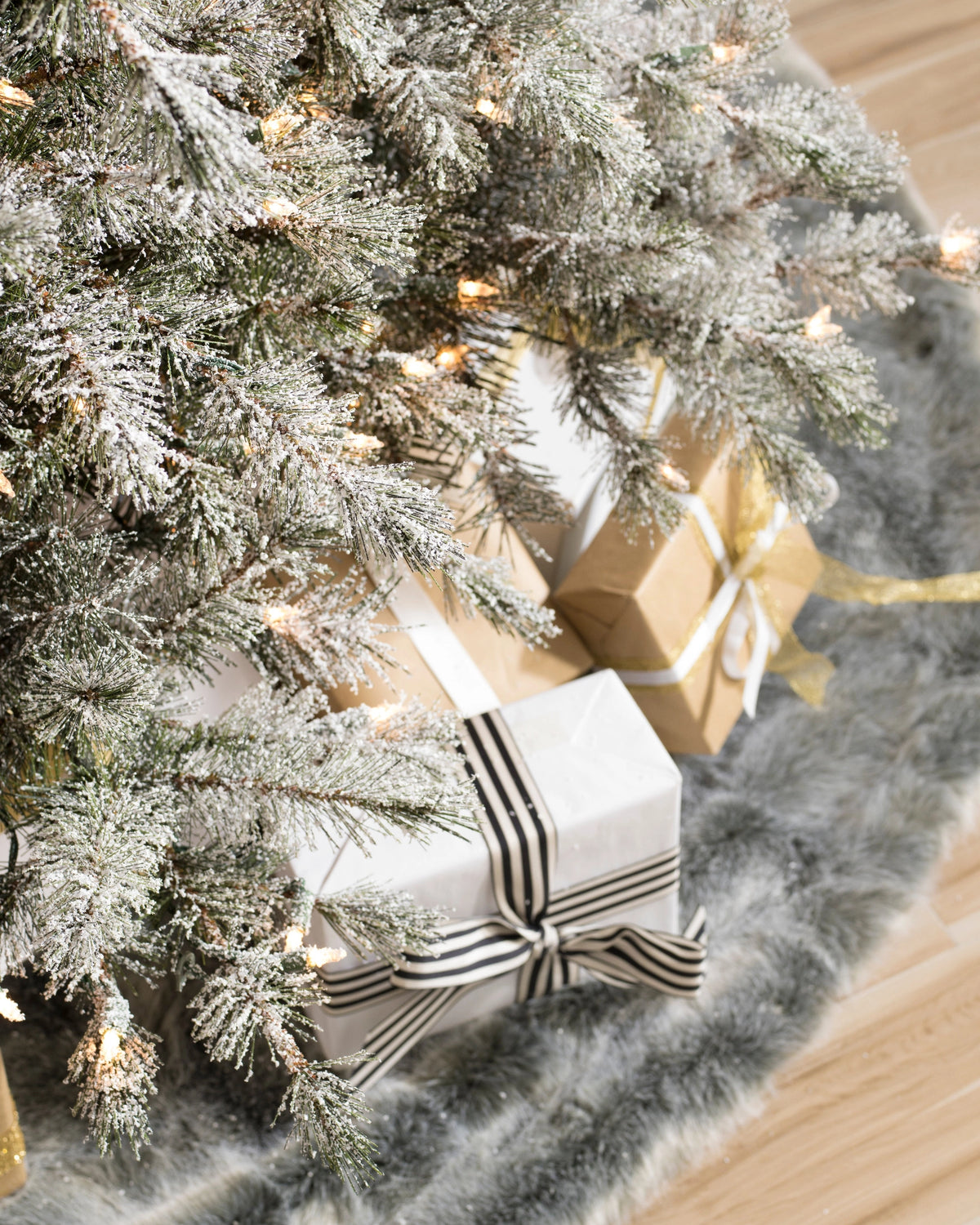 Árvore de Natal Pinheiro Açucarado Nevado — Detalhe premium