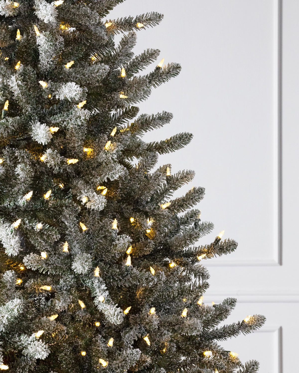 Árvore de Natal Pinheiro Azul Clássico Nevado — Detalhe da folhagem
