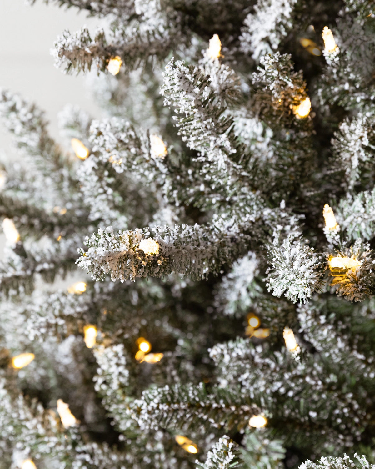 Árvore de Natal Pinheiro Azul Clássico Nevado — Iluminação