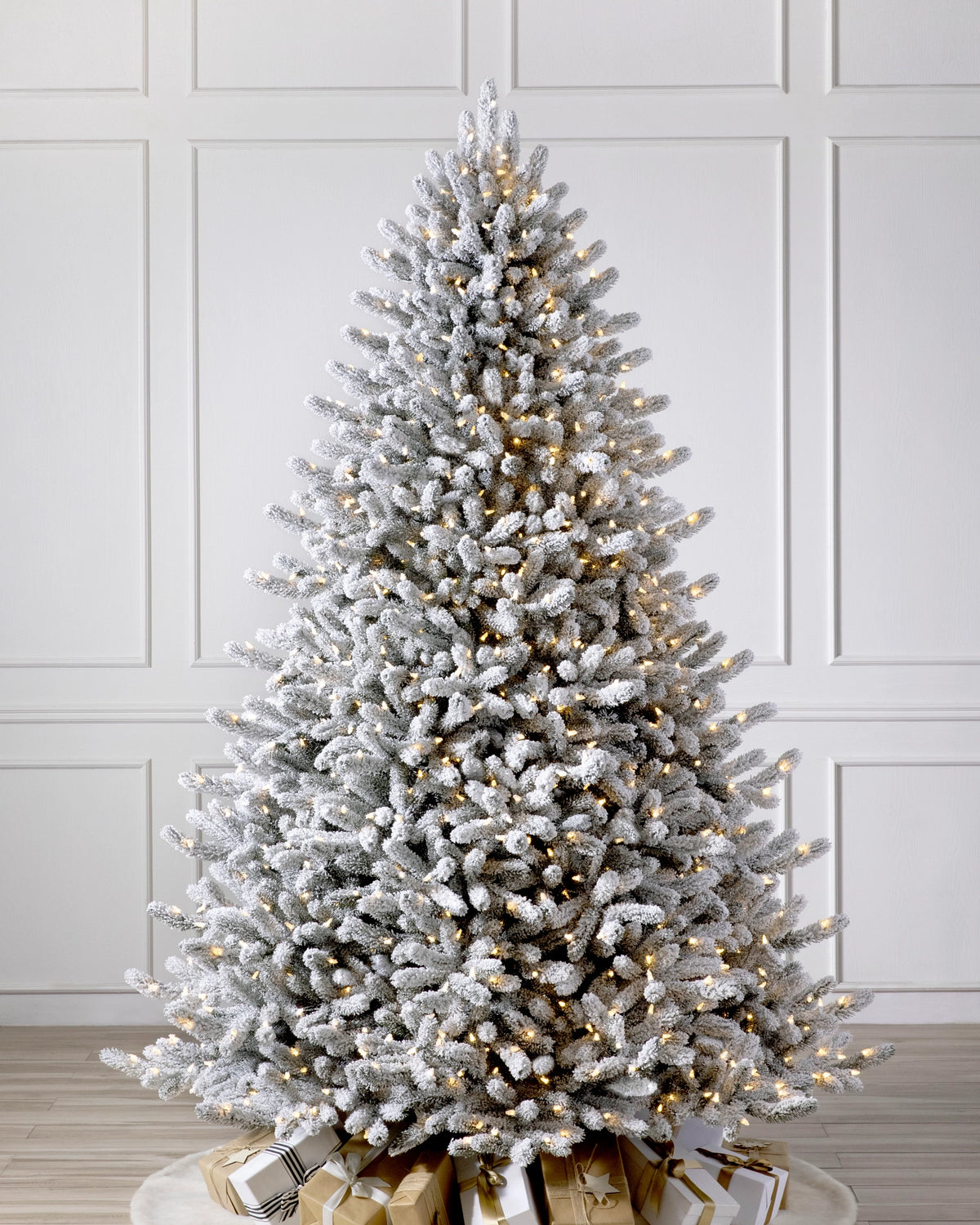 Árvore de Natal Pinheiro Branco de Vermont Nevado — Visão completa