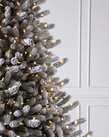 Árvore de Natal Pinheiro Branco de Vermont Nevado — Detalhe da folhagem