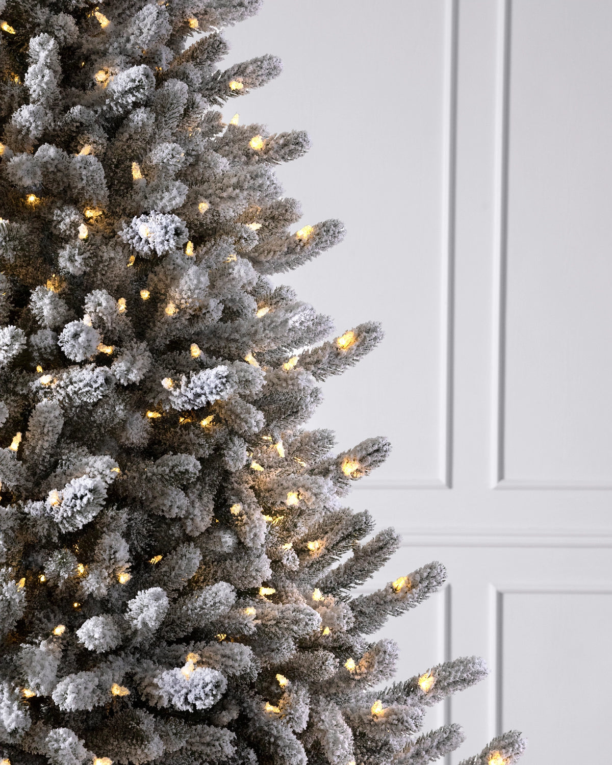 Árvore de Natal Pinheiro Branco de Vermont Nevado — Detalhe da folhagem