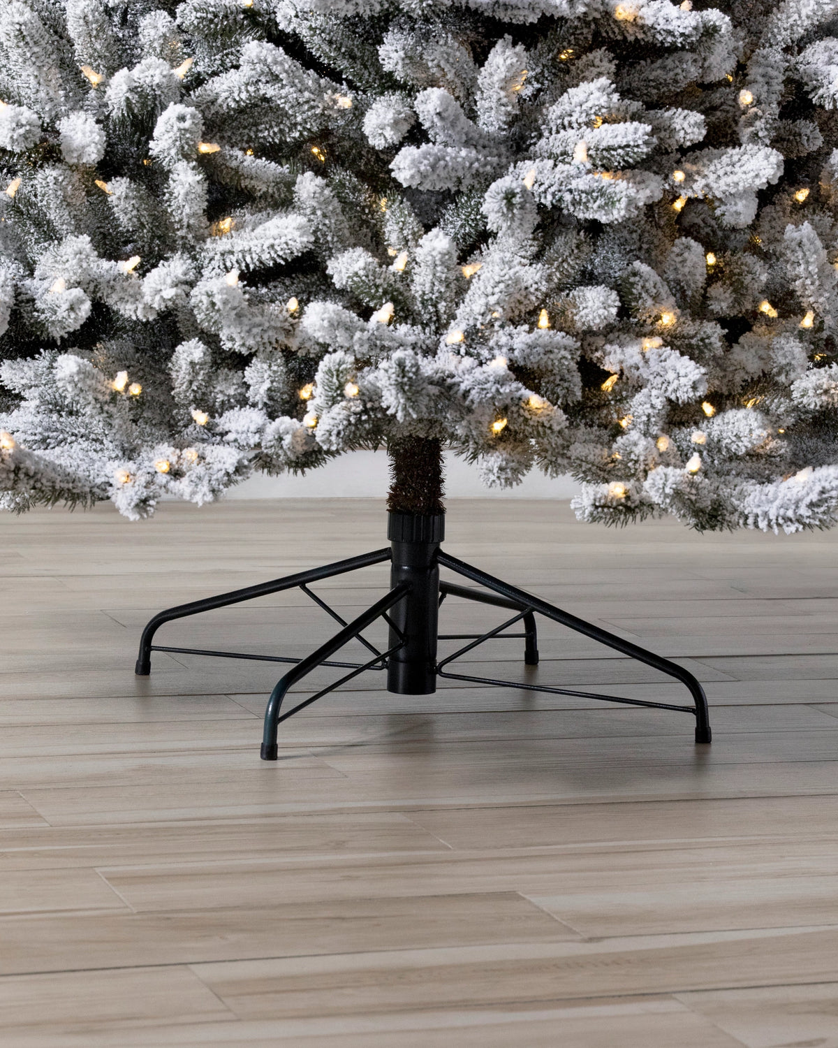 Árvore de Natal Pinheiro Branco de Vermont Nevado — Base e acabamento