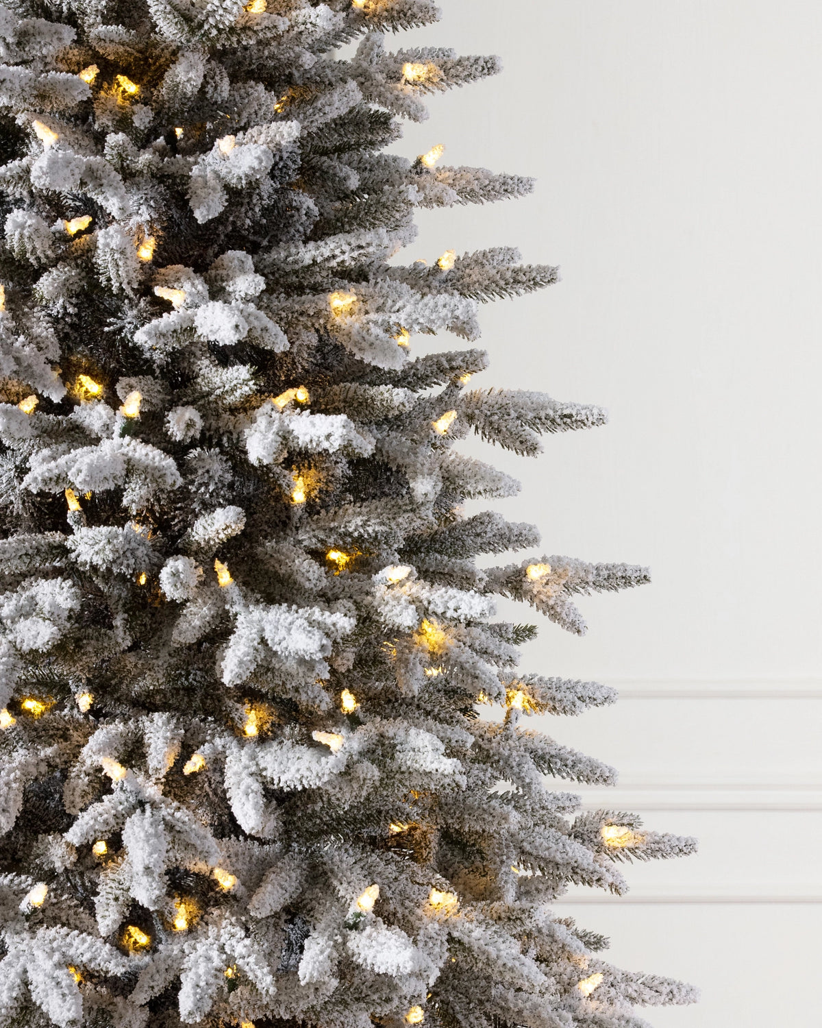 Árvore de Natal Pinheiro Silverado Slim Nevado — Detalhe da folhagem