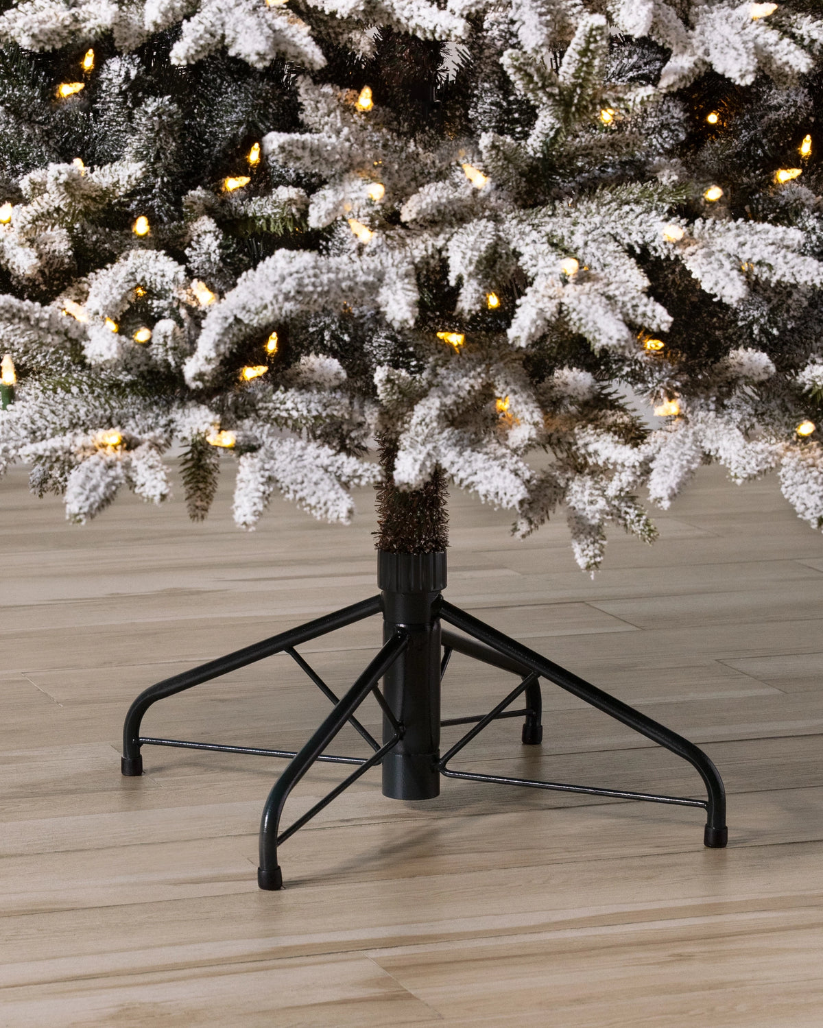 Árvore de Natal Pinheiro Silverado Slim Nevado — Composição natalina