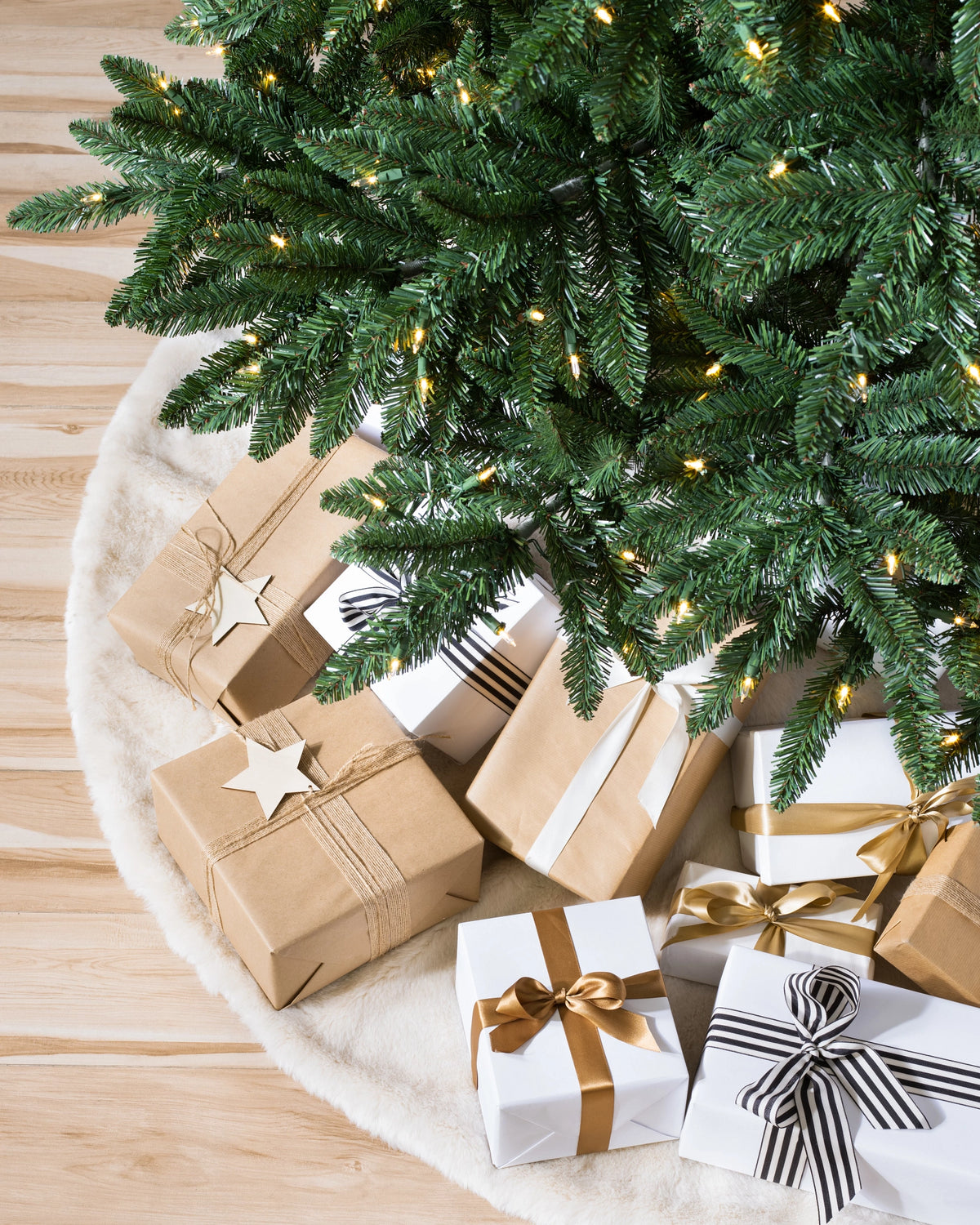 Árvore de Natal Pinheiro Verde Clássico — Detalhe premium