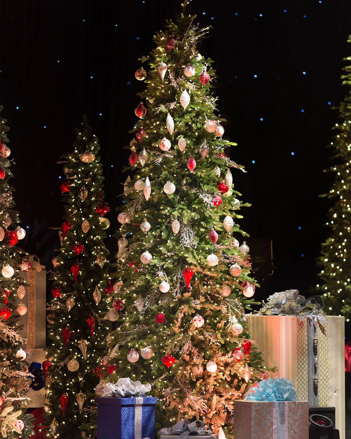 Árvore de Natal Pinheiro Vermelho Slim — Detalhe premium